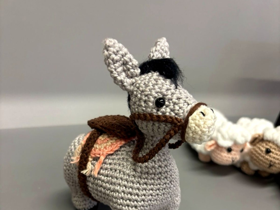 Burrinho cinza em crochê