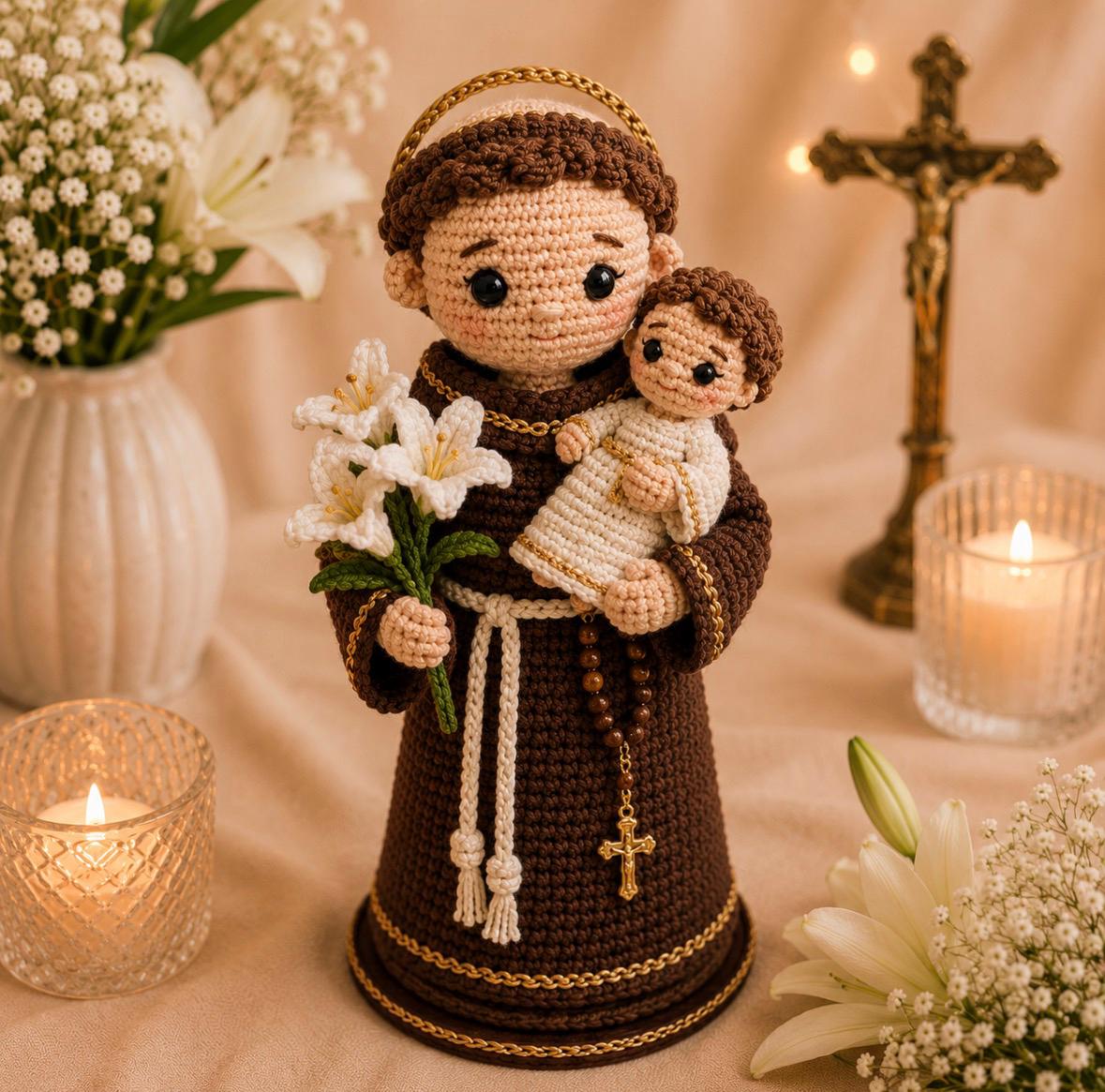 Santo Antônio em crochê com Menino Jesus, lírios e crucifixo