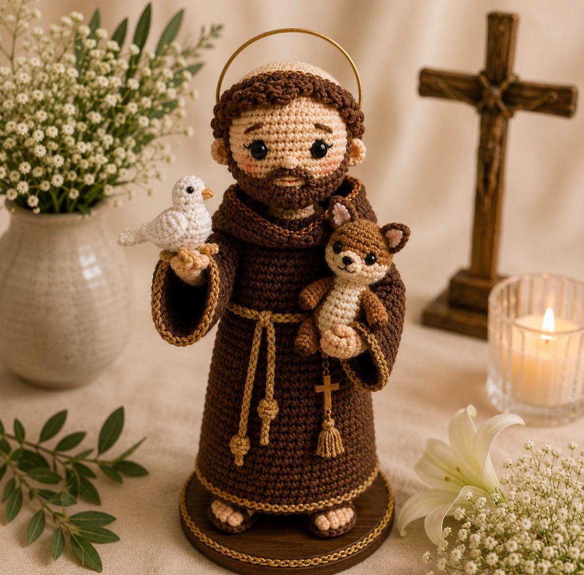 São Francisco de Assis em crochê com hábito marrom, pombinha branca e cachorrinho