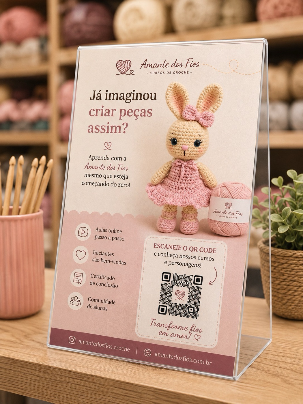 Display de balcão Amante dos Fios em armarinho, com QR Code e coelhinha em crochê